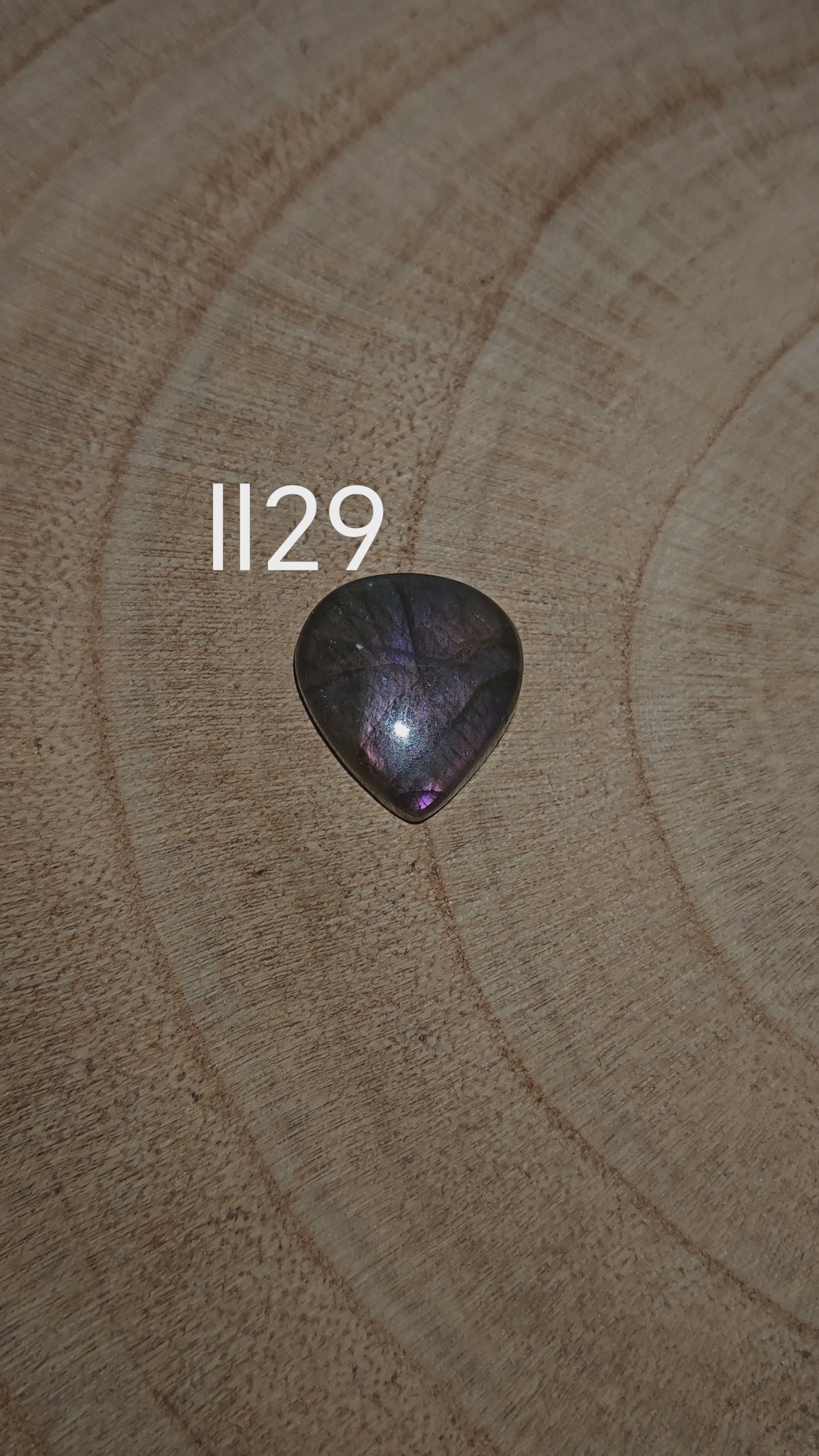 Lila labradorit kaboson – Ll29