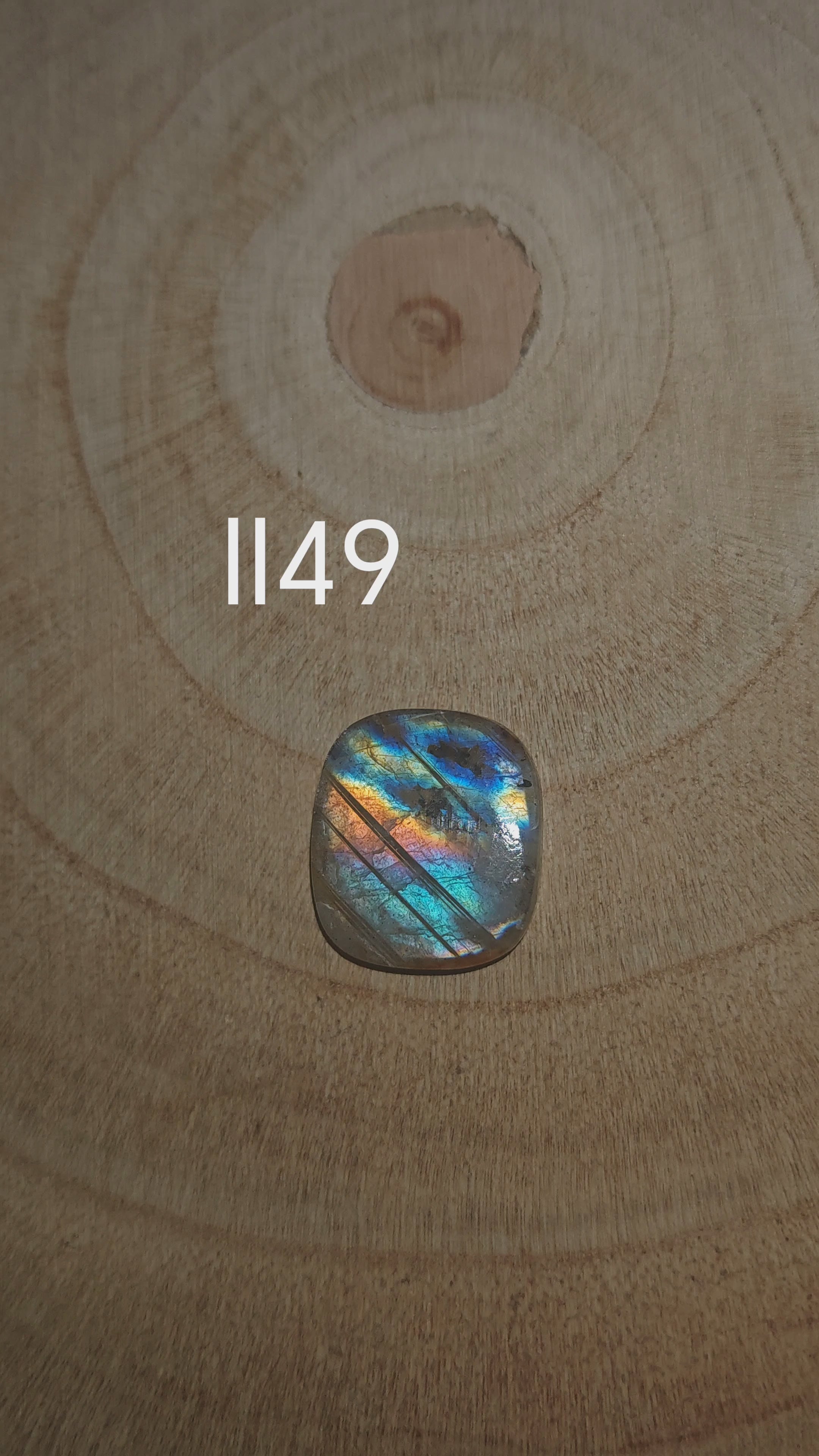 Lila labradorit kaboson – Ll49
