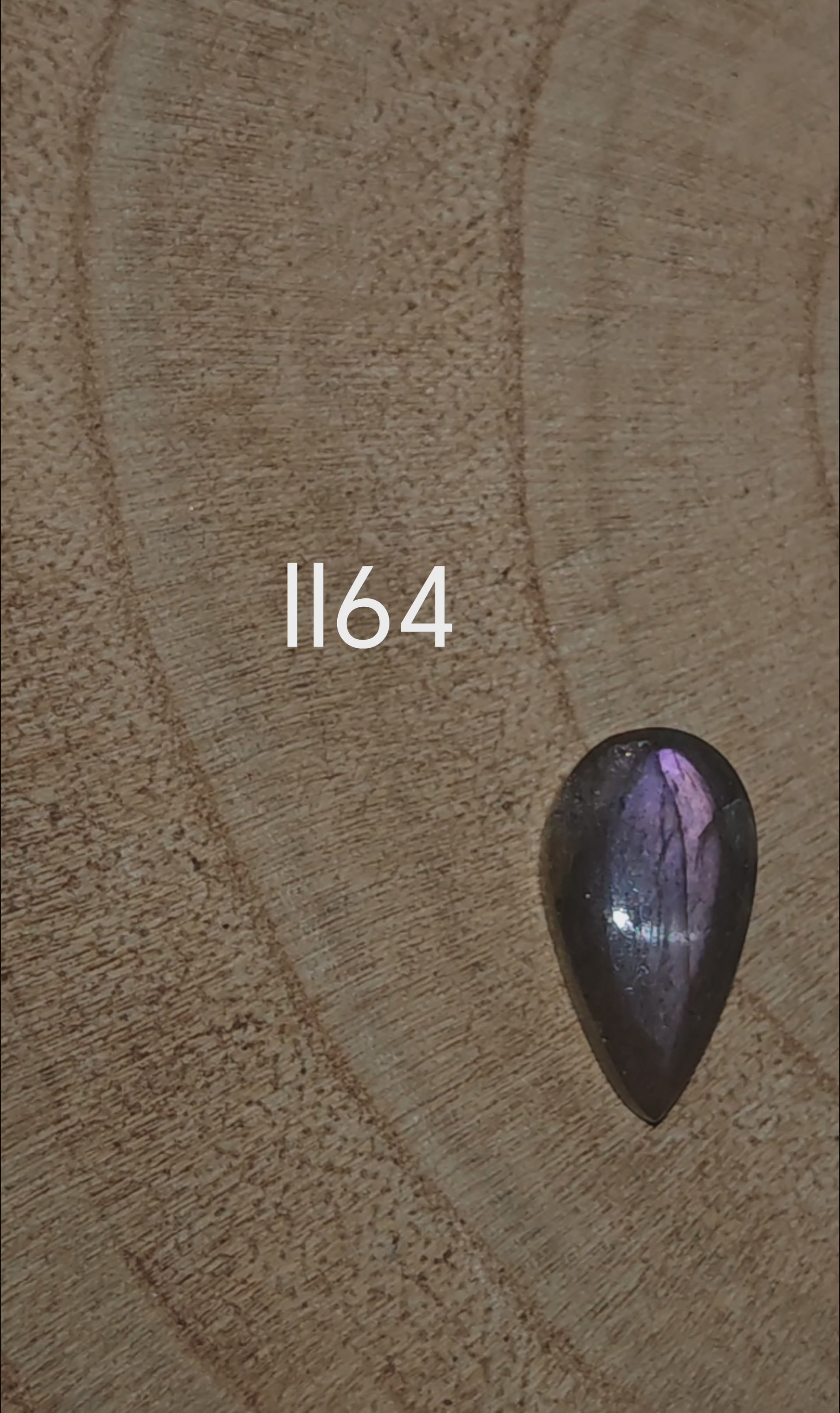 Lila labradorit kaboson - Ll64