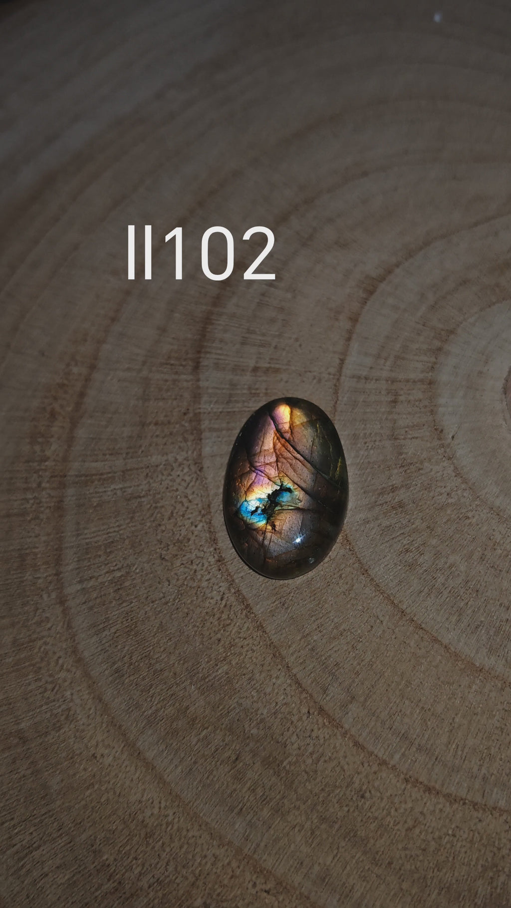 Lila Labradorit kaboson - Ll102