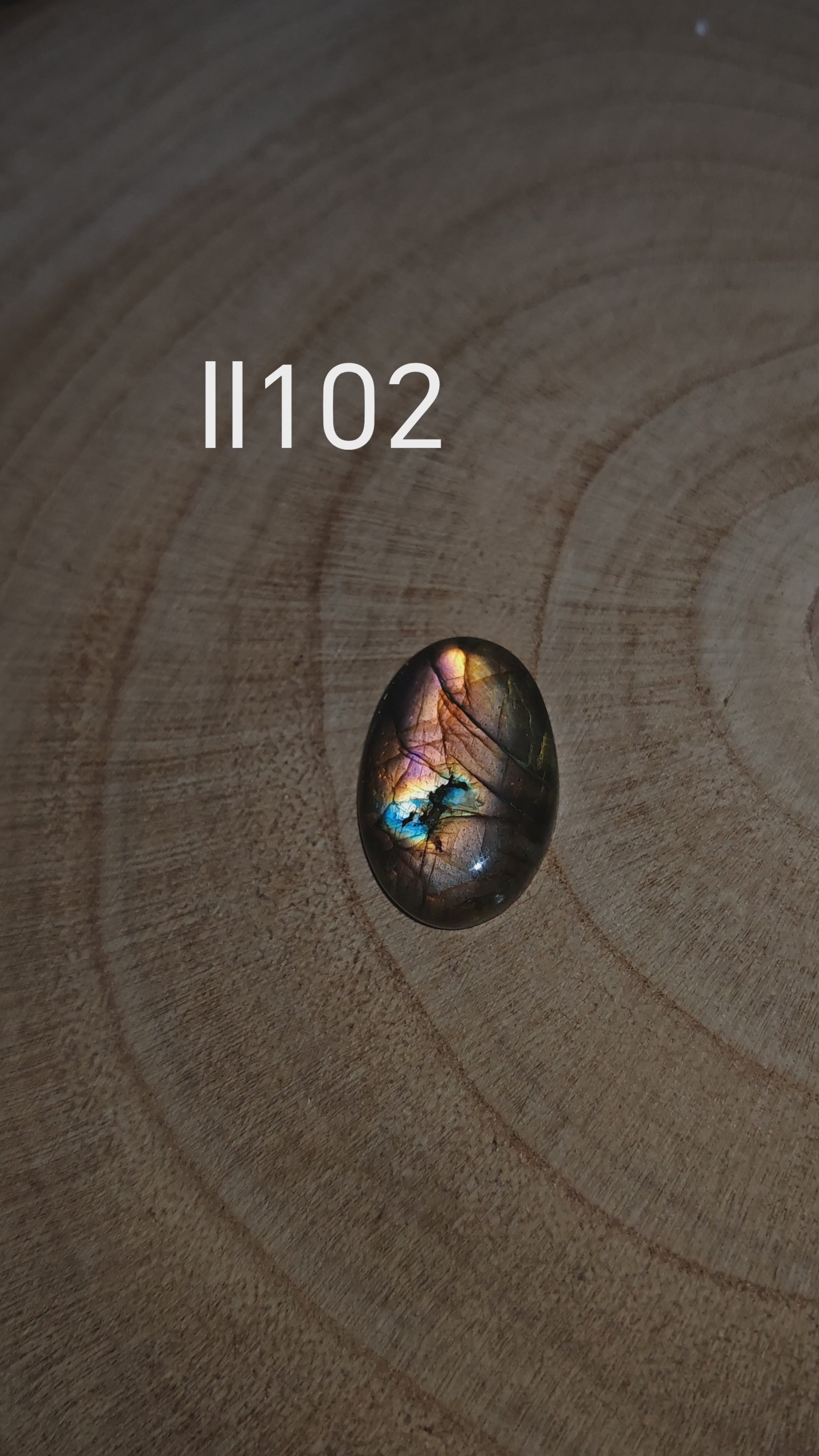 Lila Labradorit kaboson - Ll102