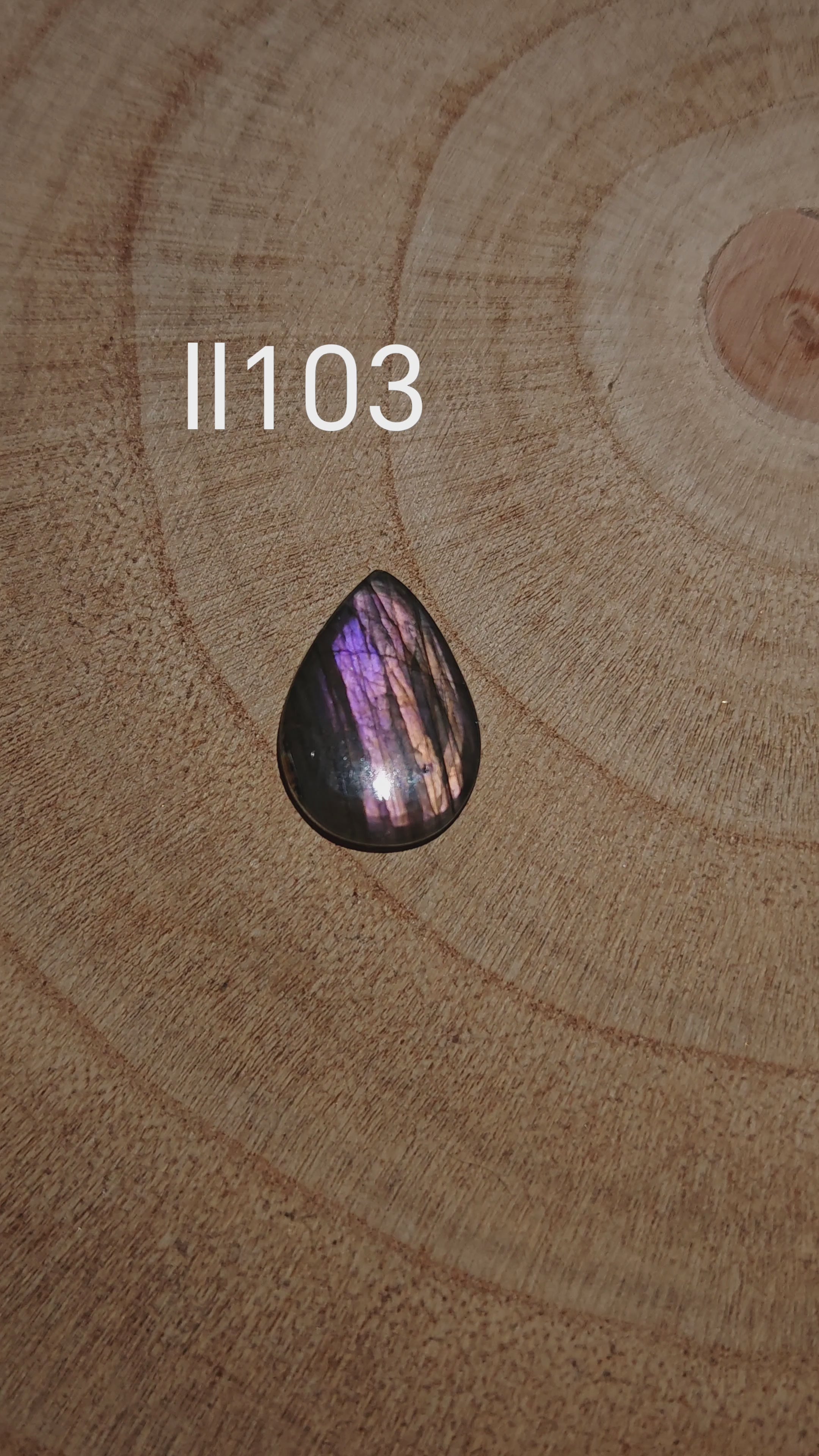 Lila Labradorit kaboson - Ll103
