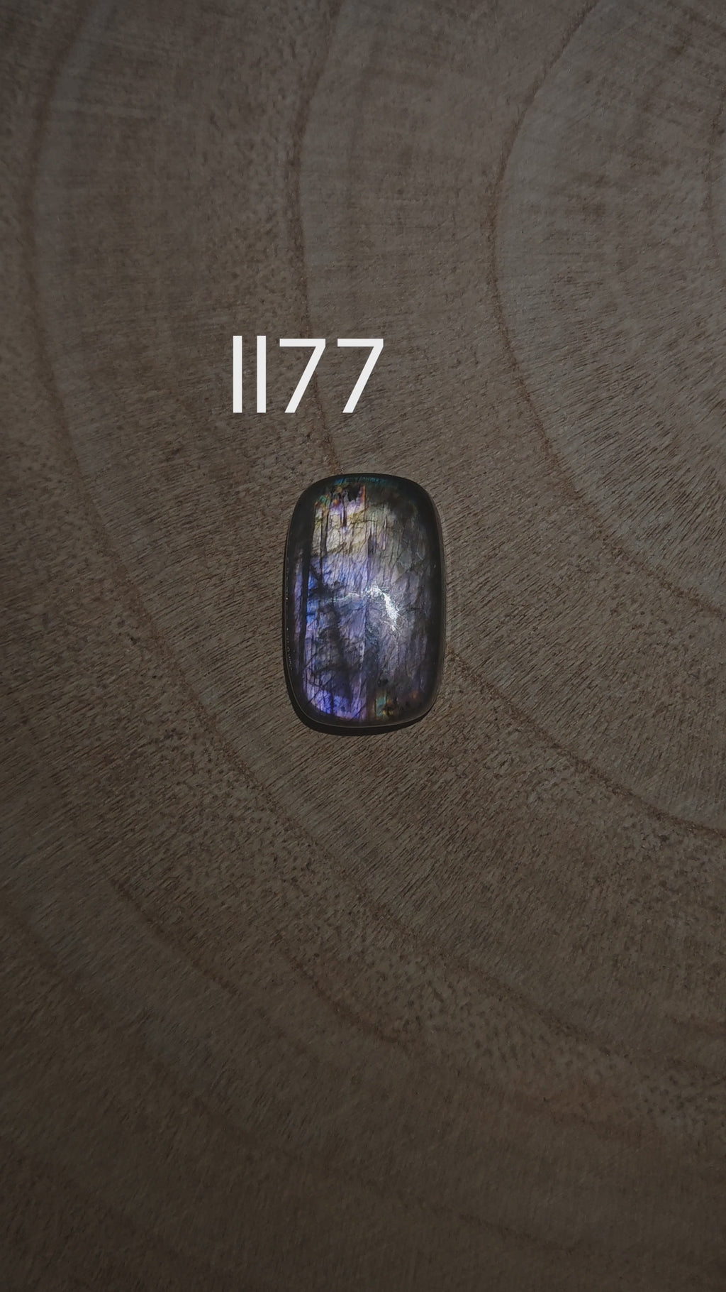 Lila Labradorit kaboson - Ll77