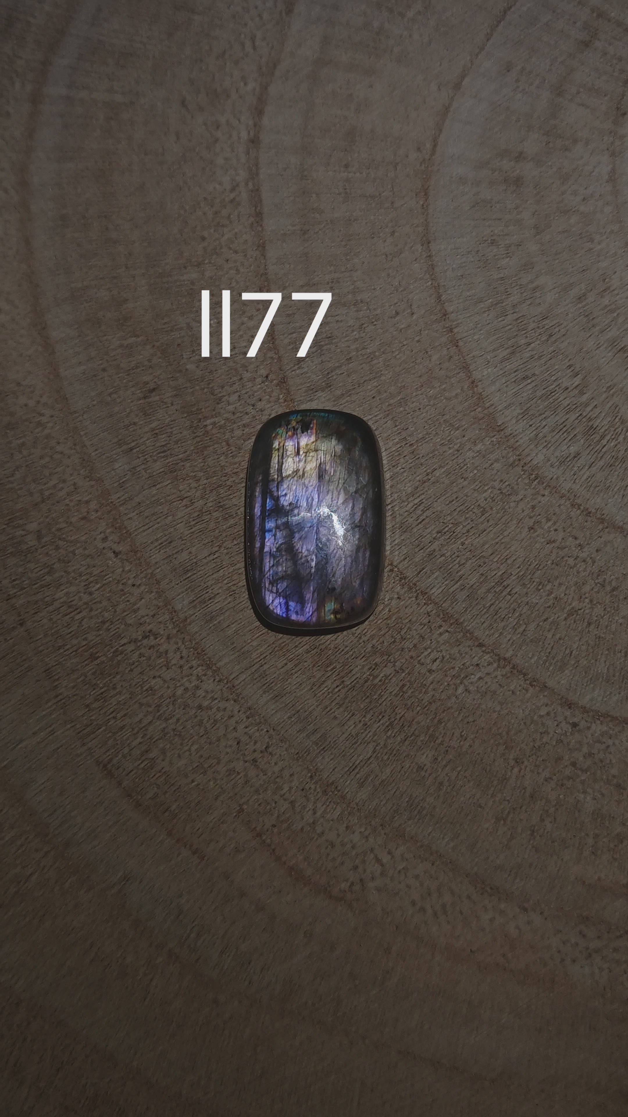 Lila Labradorit kaboson - Ll77