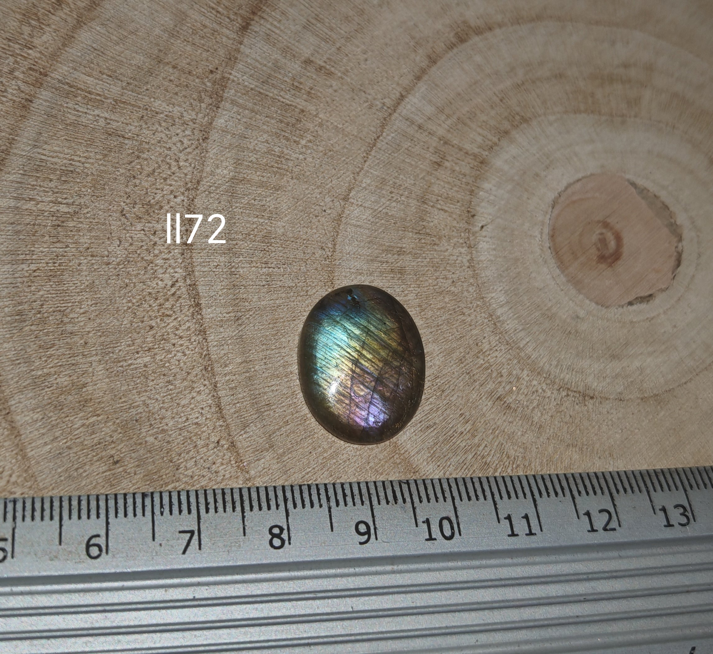 Lila labradorit kabochon Ll72 – ovális, kék-zöld-ibolya multicolor flash, vonalzóval mérve