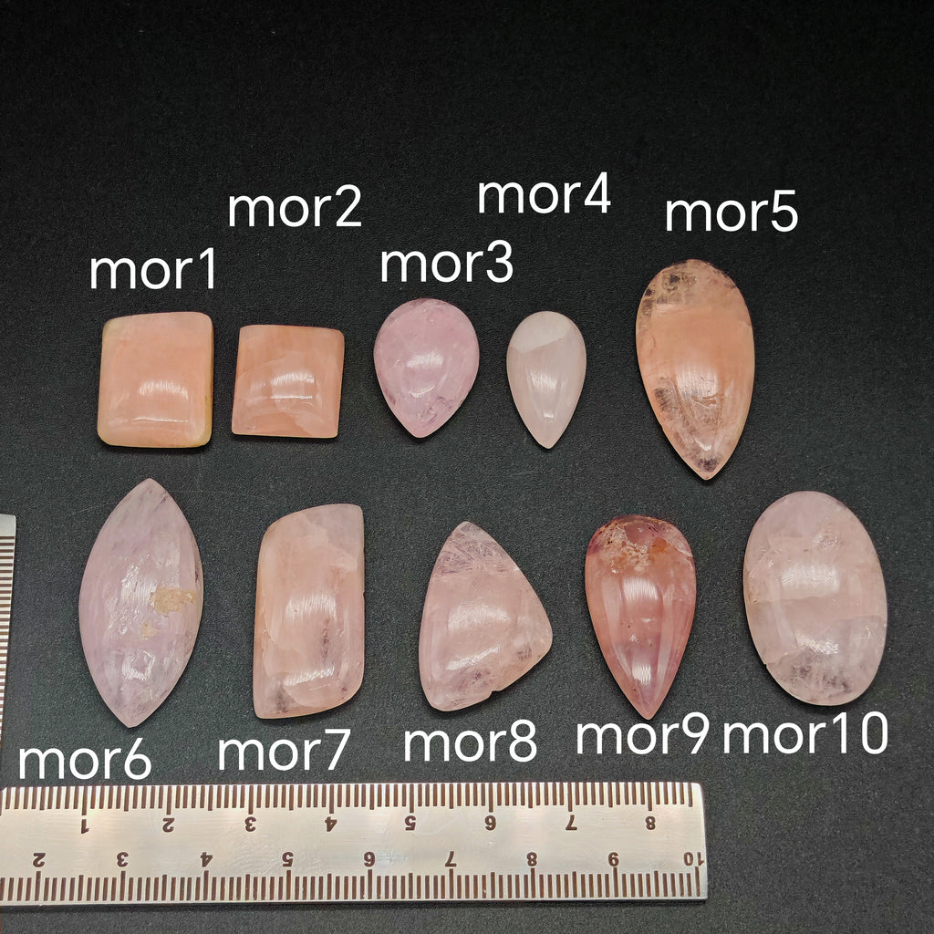 Morganit kabochon kollekció – természetes barack-rózsaszín morganit berill drágakövek felülnézetből, egyedi darabok