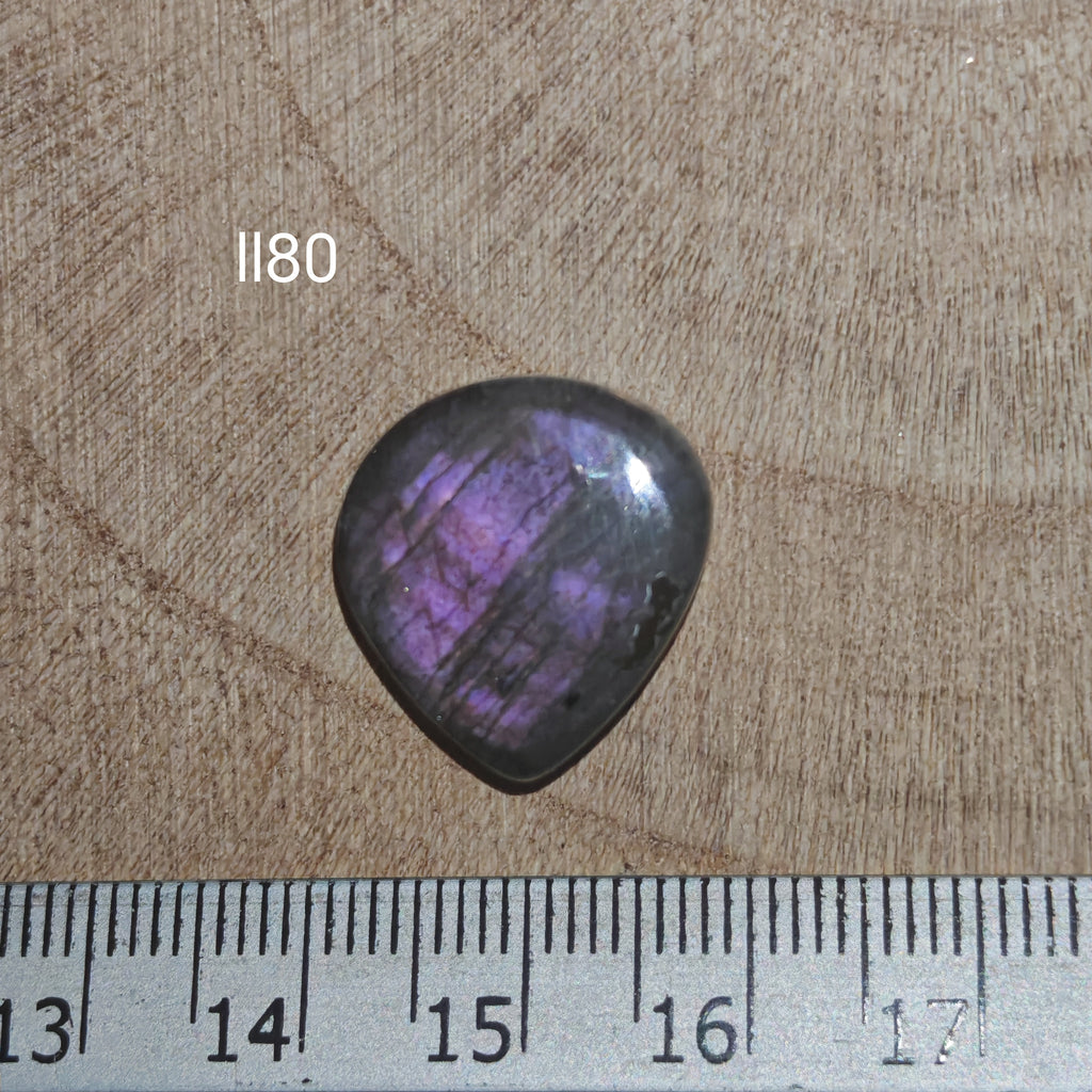 Lila labradorit kabochon ll80 – körte alak, mély ibolya-lila flash, vonalzóval mérve
