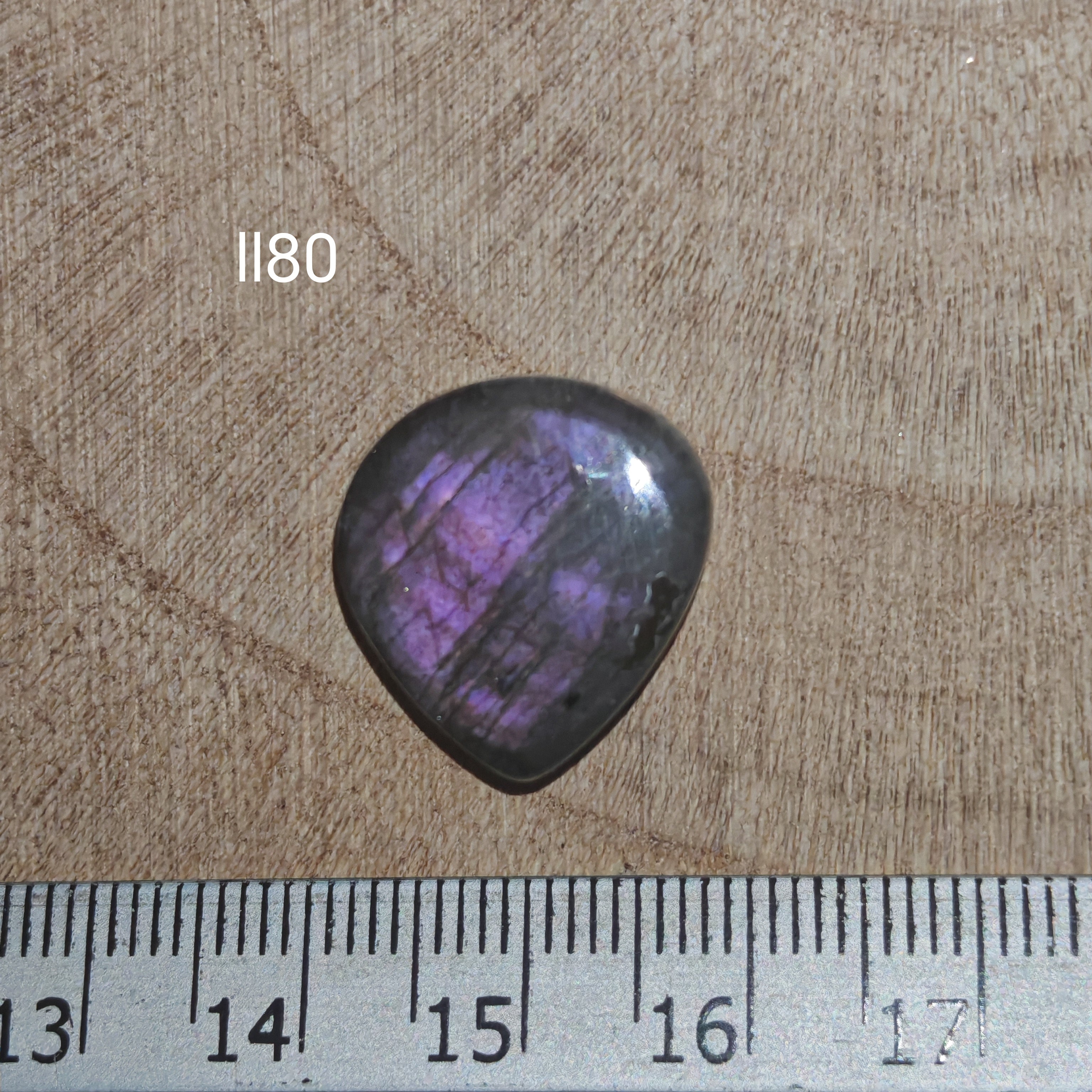 Lila labradorit kabochon ll80 – körte alak, mély ibolya-lila flash, vonalzóval mérve