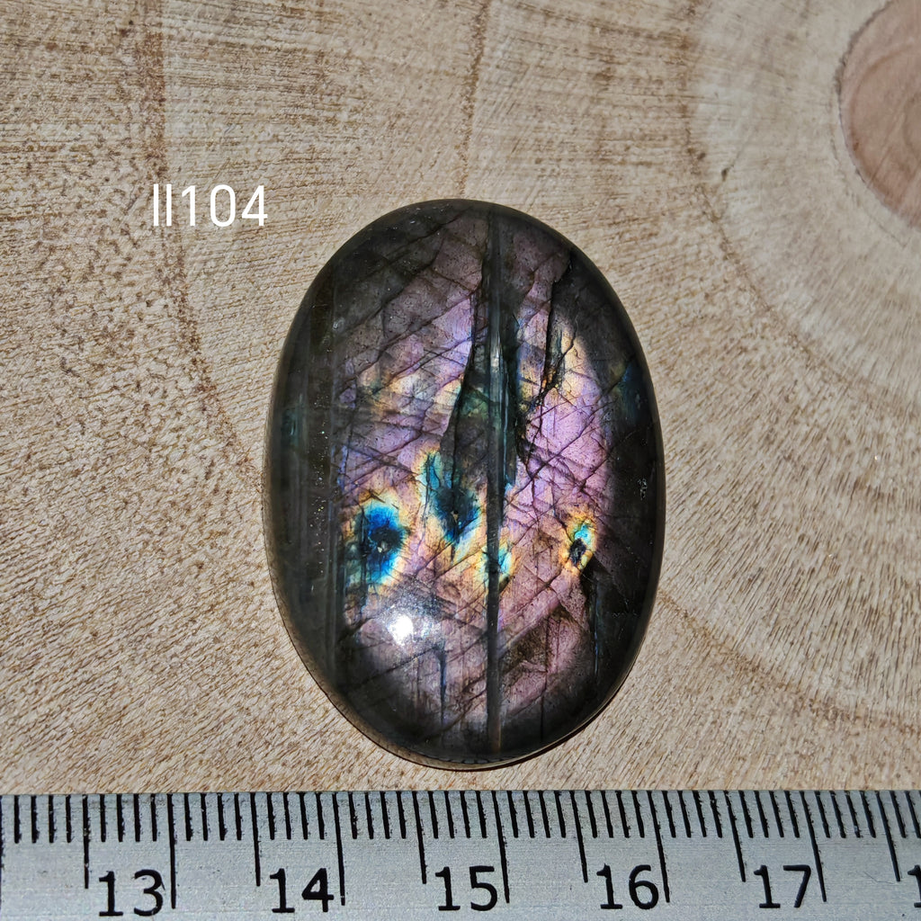 Lila labradorit kabochon Ll104 – ovális, kék-zöld-ibolya multicolor flash, vonalzóval mérve