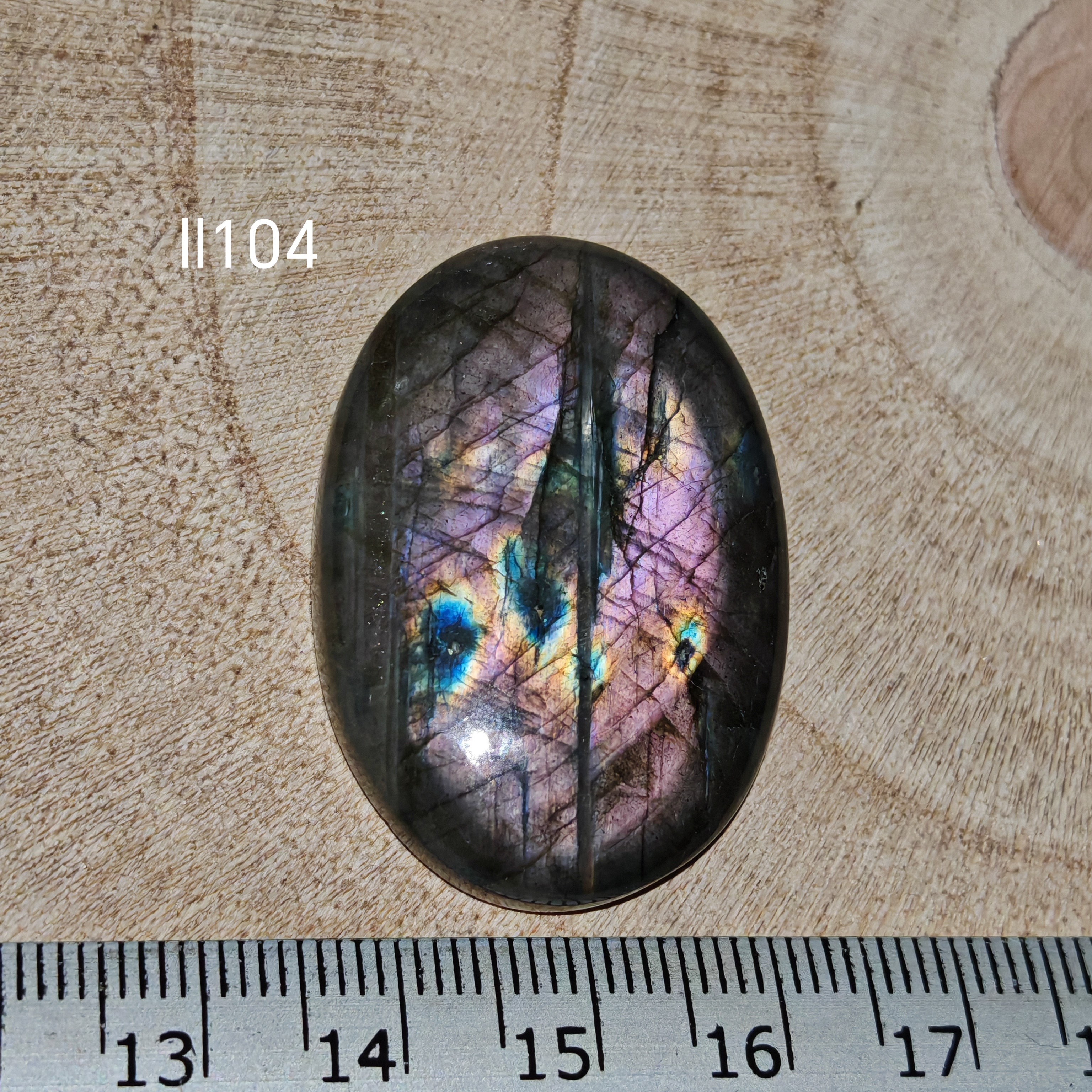 Lila labradorit kabochon Ll104 – ovális, kék-zöld-ibolya multicolor flash, vonalzóval mérve