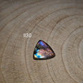 Lila labradorit kabochon Ll30 – természetes kék-ibolya-zöld multicolor flash spektrolit drágakő, háromszög alakú

