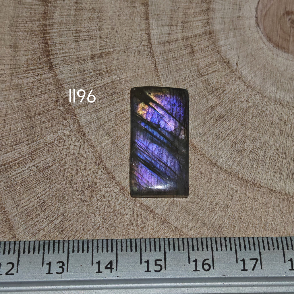 Lila labradorit kabochon Ll96 – téglalap alak, csíkos kék-ibolya flash, vonalzóval mérve