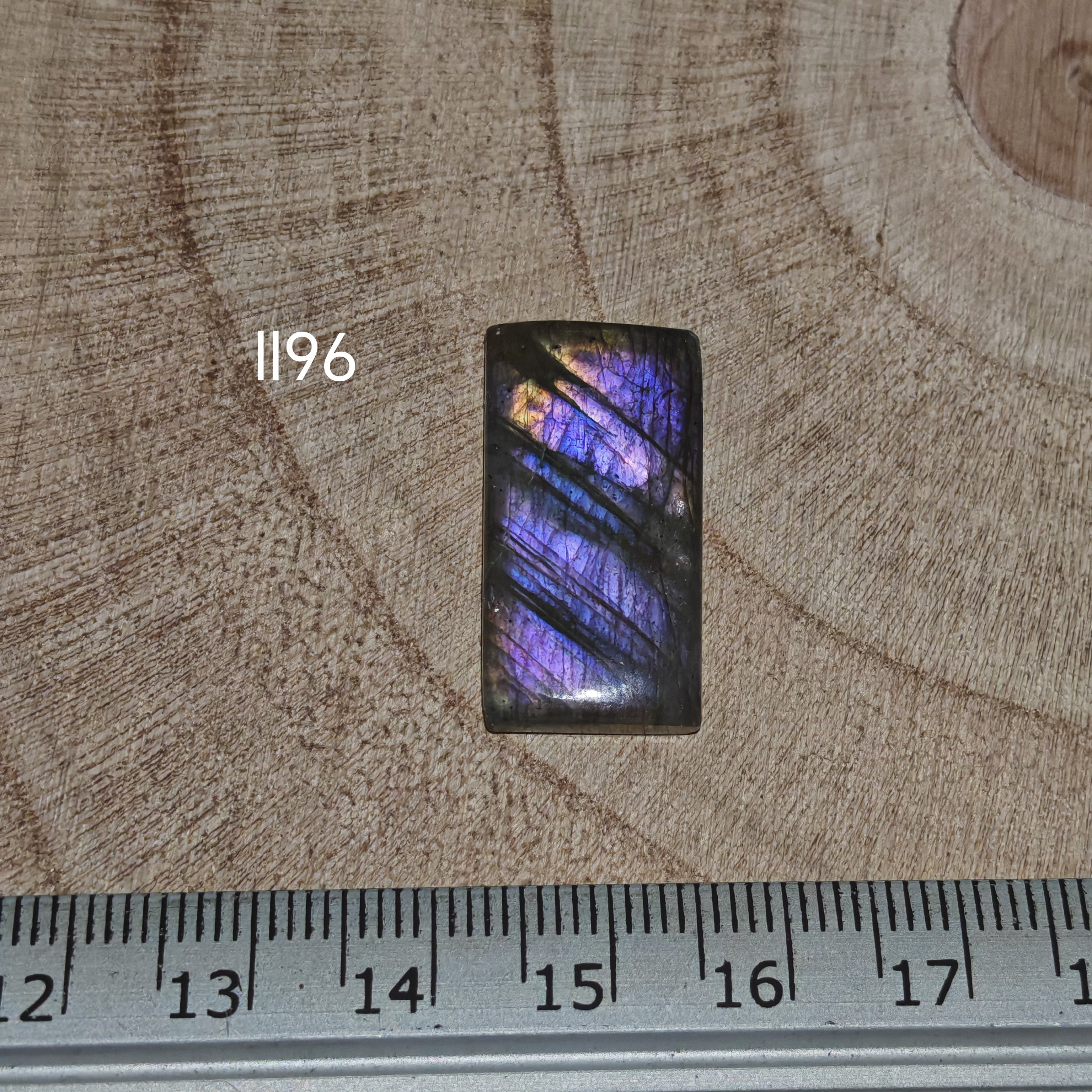 Lila labradorit kabochon Ll96 – téglalap alak, csíkos kék-ibolya flash, vonalzóval mérve