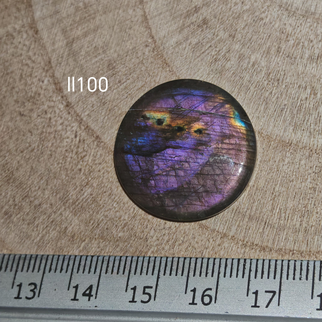  Lila labradorit kabochon Ll100 – kerek alak, kék-ibolya-arany multicolor flash, méretreferencia vonalzóval

