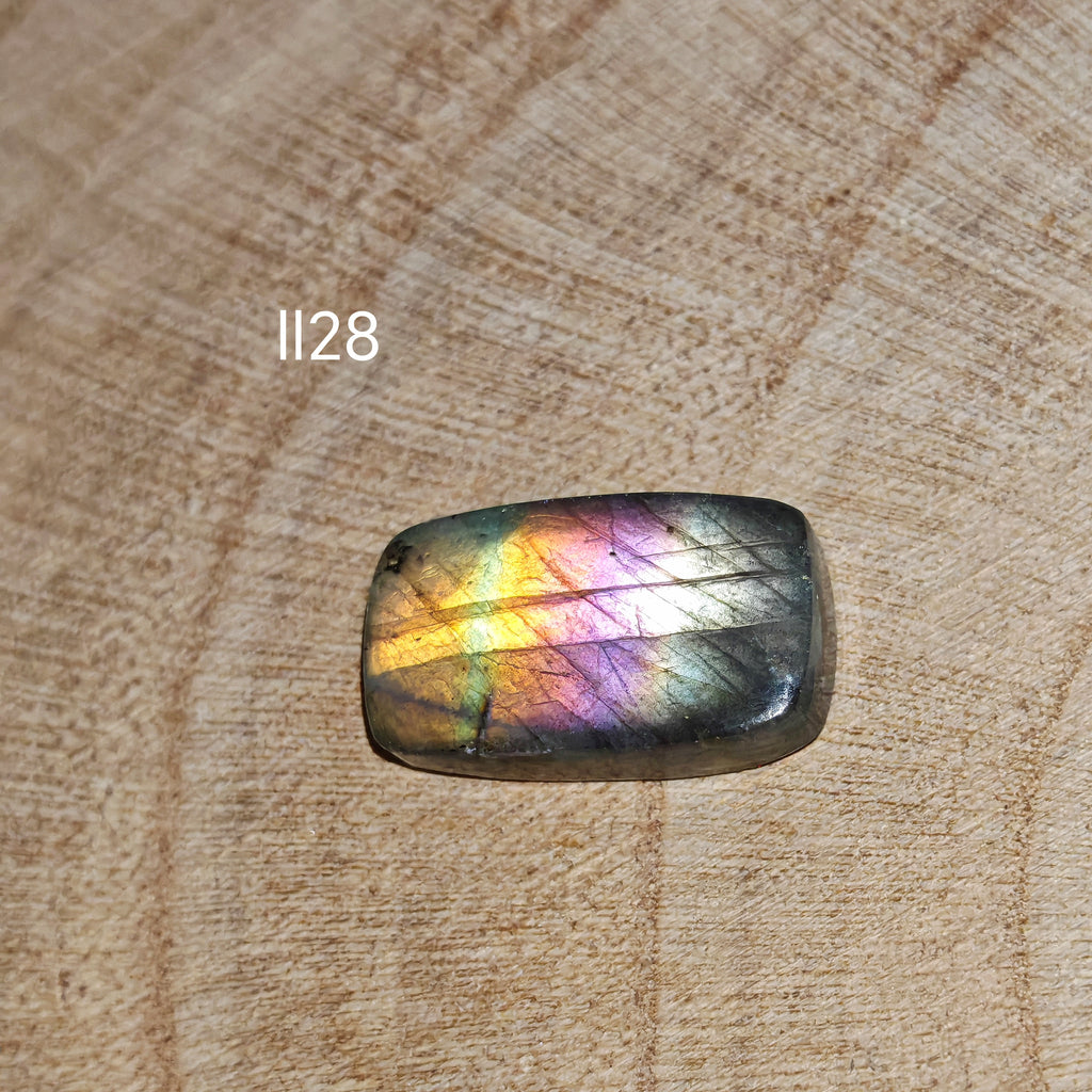 Lila labradorit kabochon Ll28 – természetes szivárvány multicolor flash spektrolit drágakő, cushion alakú

