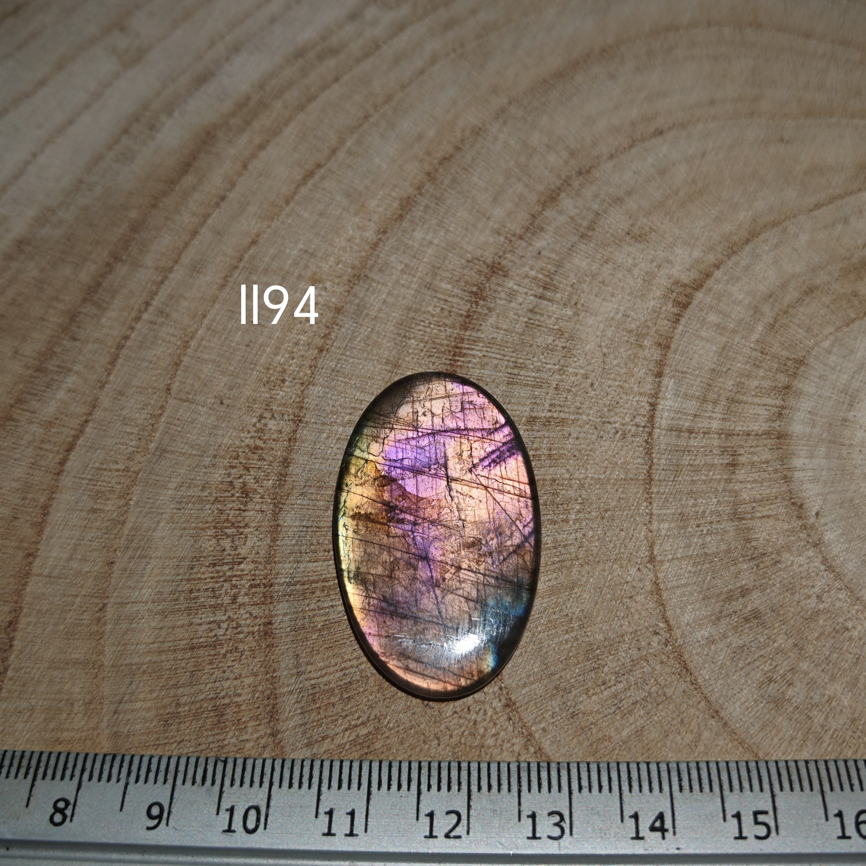 Lila labradorit kabochon Ll94 – ovális, rózsaszín-ibolya flash, vonalzóval mérve