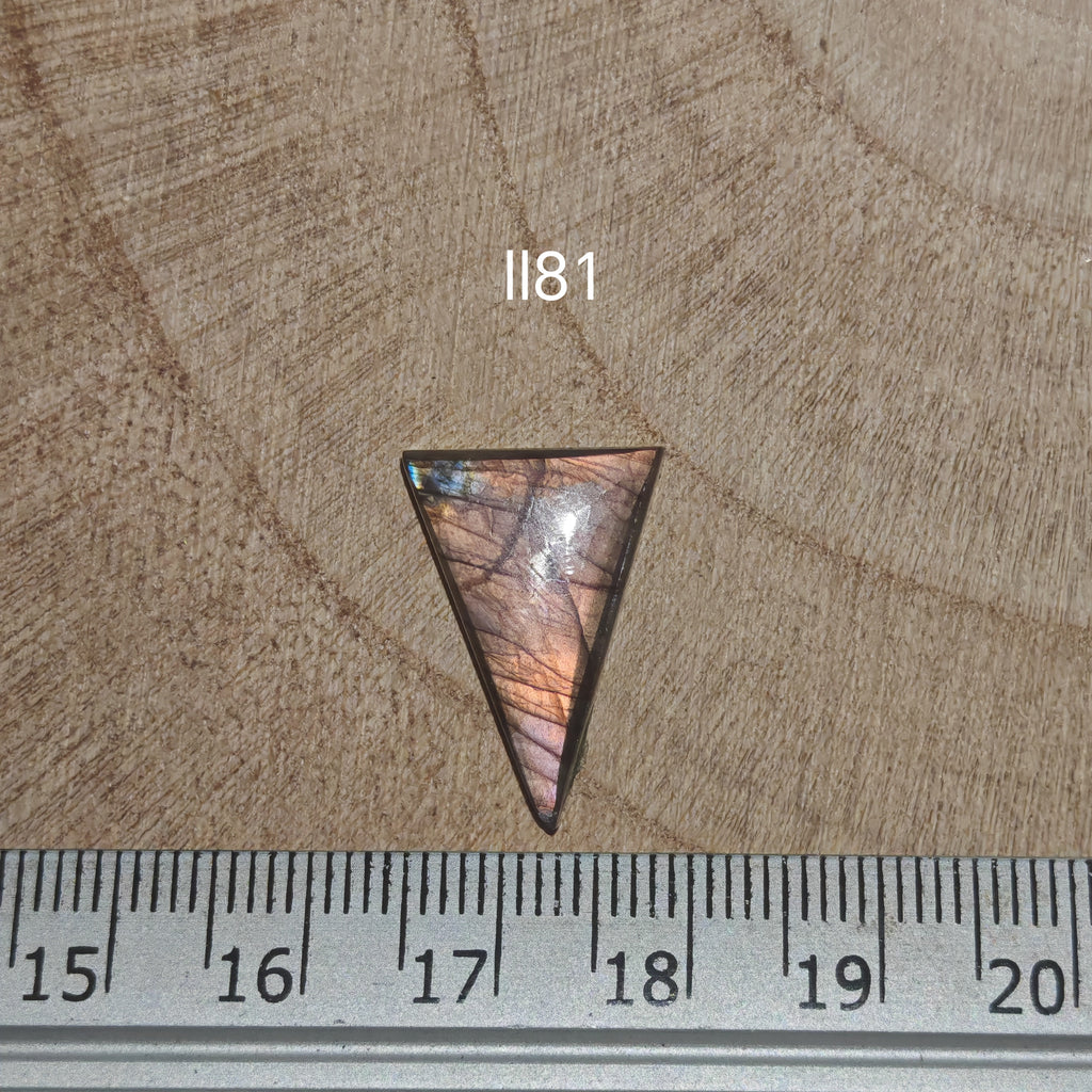 Lila labradorit kabochon ll81 – háromszög alak, réz-rózsaszín flash, vonalzóval mérve
