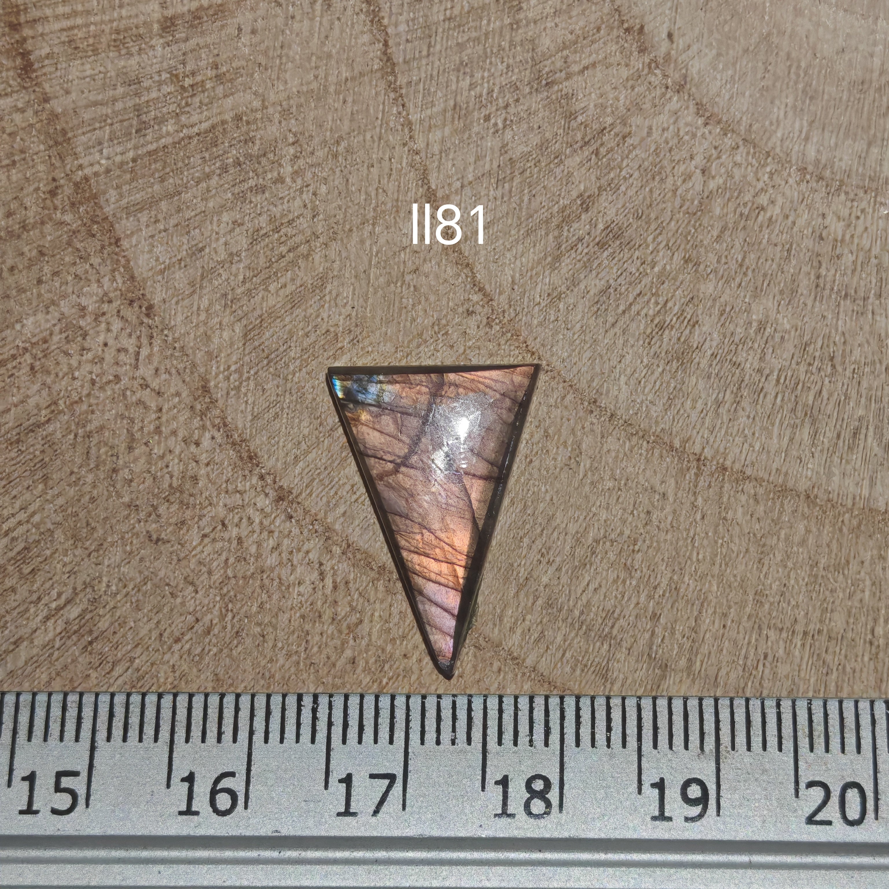 Lila labradorit kabochon ll81 – háromszög alak, réz-rózsaszín flash, vonalzóval mérve