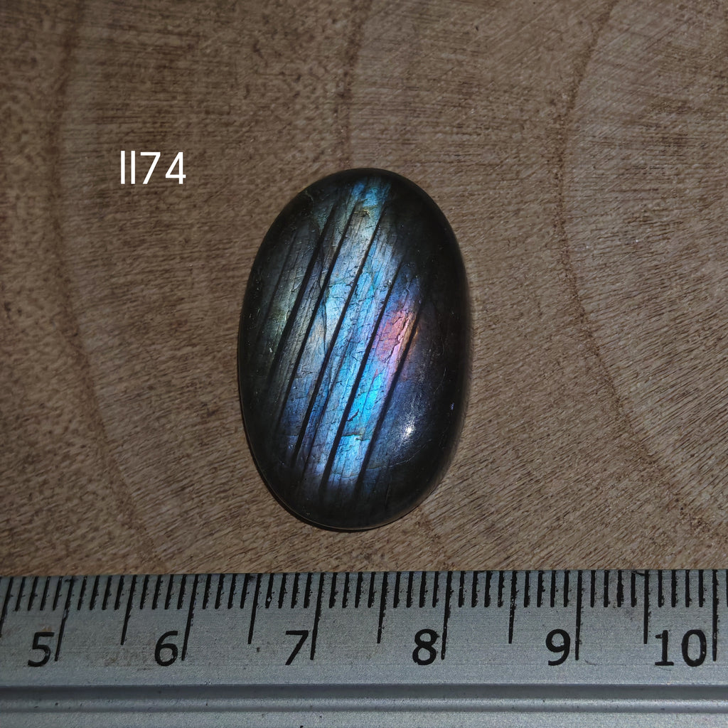 Lila labradorit kabochon Ll74 – ovális, szivárvány flash, vonalzóval mérve