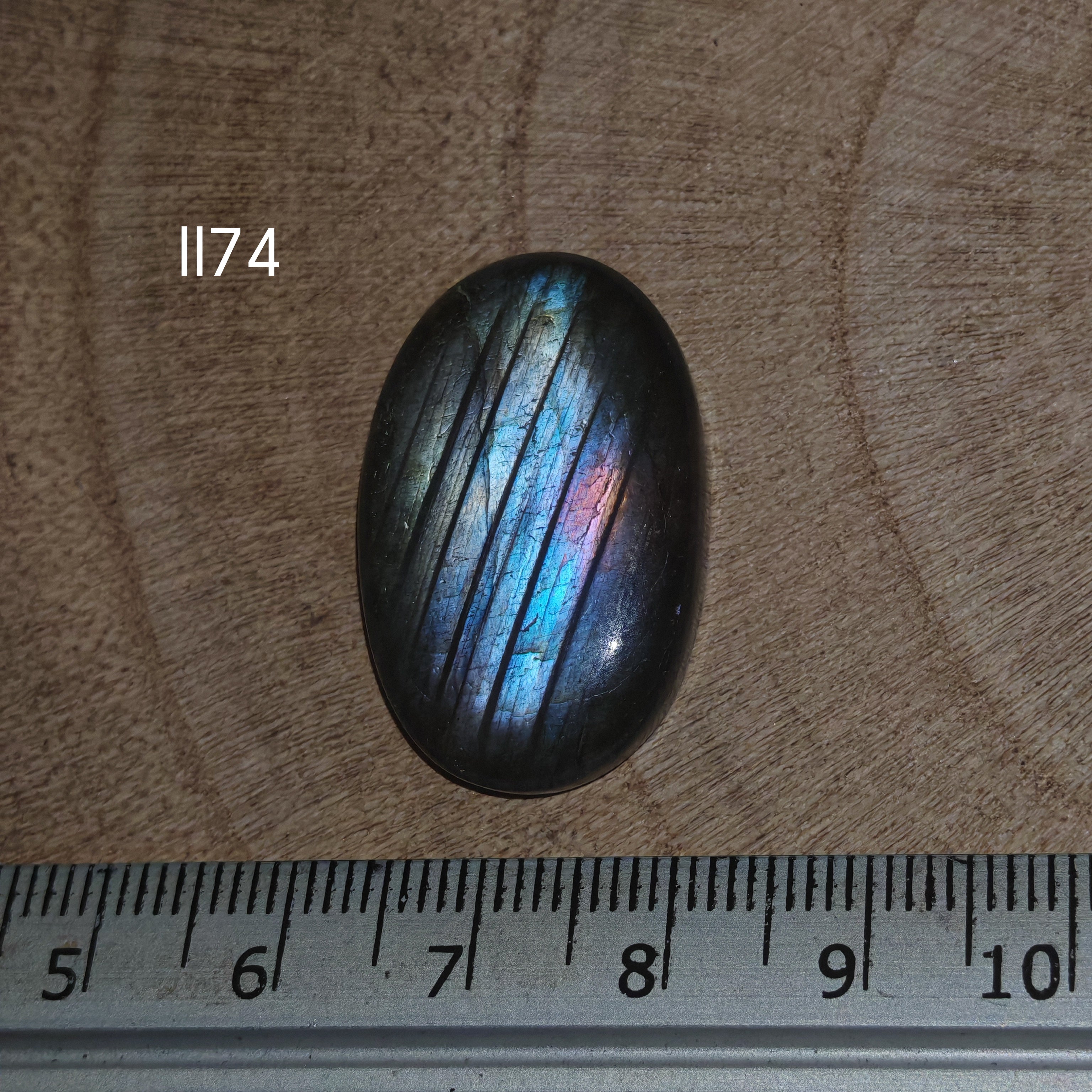 Lila labradorit kabochon Ll74 – ovális, szivárvány flash, vonalzóval mérve