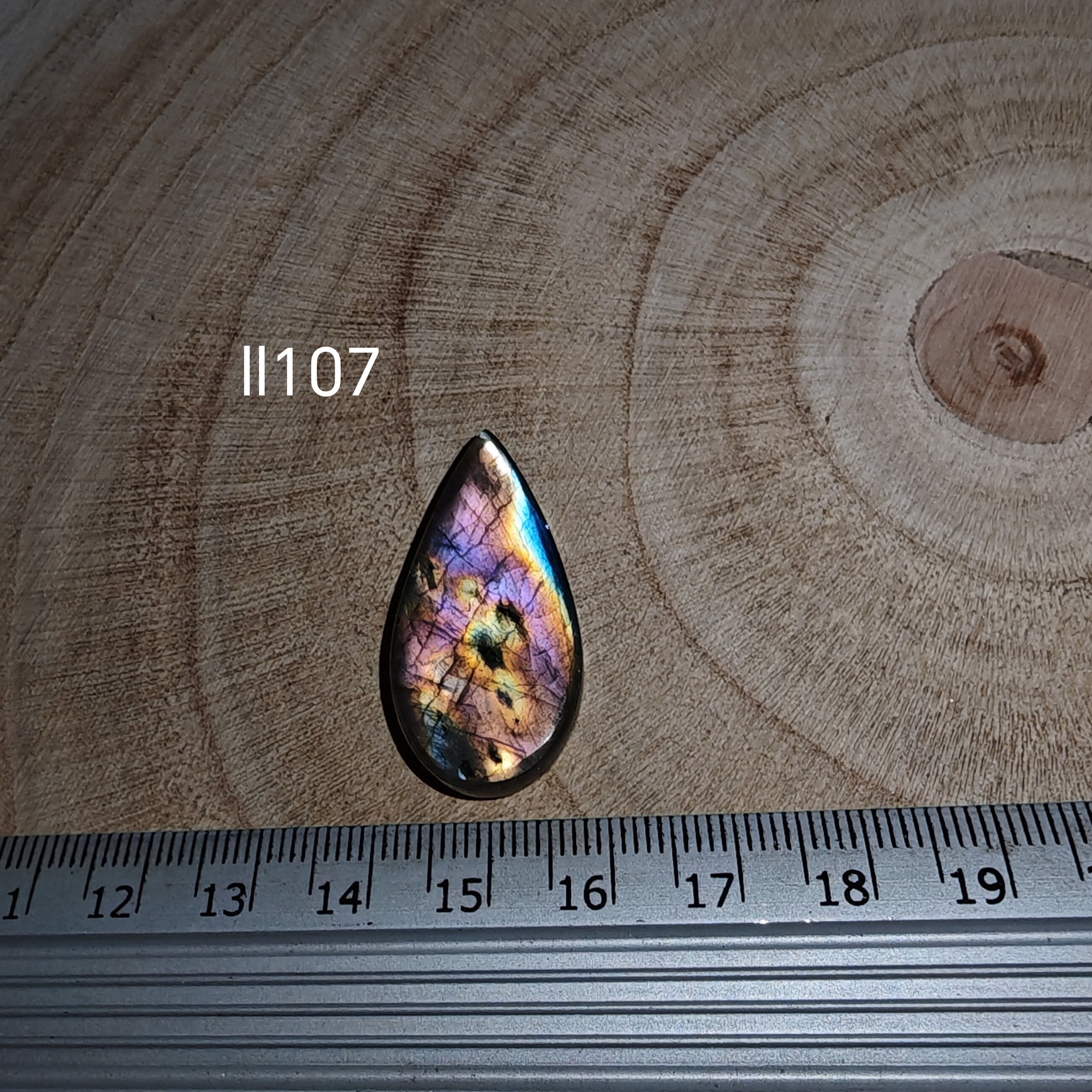 Lila labradorit kabochon Ll107 – körte alak, kék-zöld-ibolya multicolor flash, vonalzóval mérve
