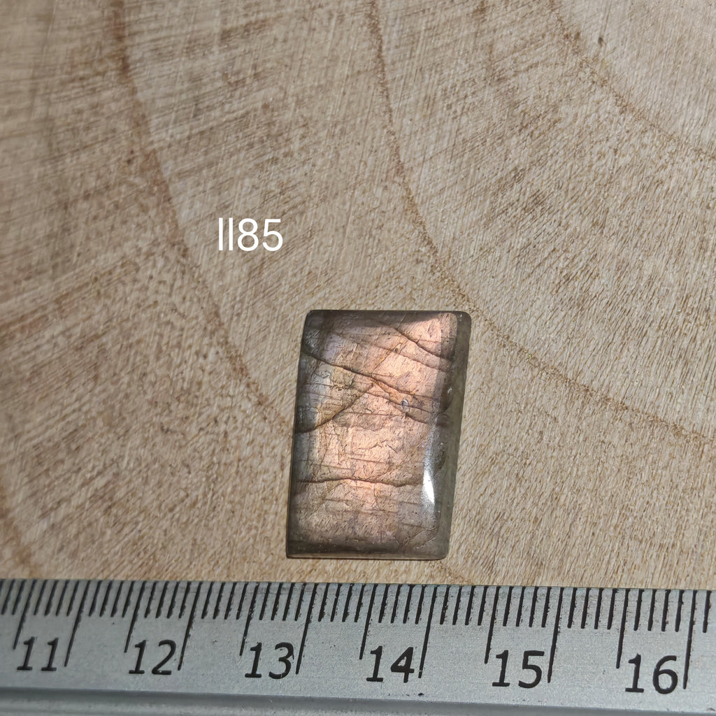 Lila labradorit kabochon ll85 – hosszúkás téglalap alak, réz-narancs-rózsaszín flash, vonalzóval mérve