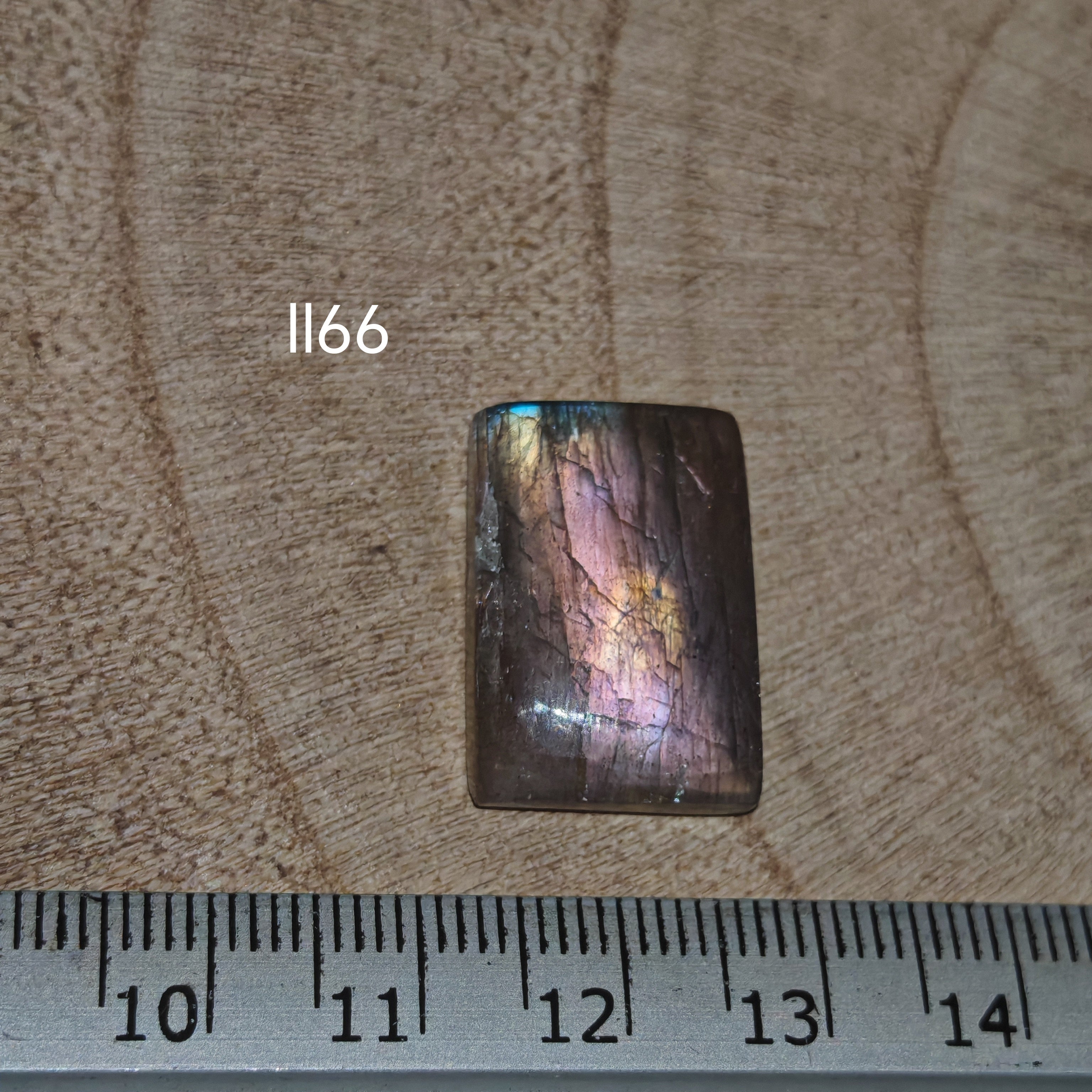 Lila labradorit kabochon Ll65 – téglalap, kék-ibolya flash, vonalzóval mérve