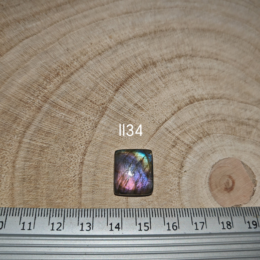 Lila labradorit kabochon Ll34 – méretreferencia vonalzóval, cushion alakú spektrolit drágakő