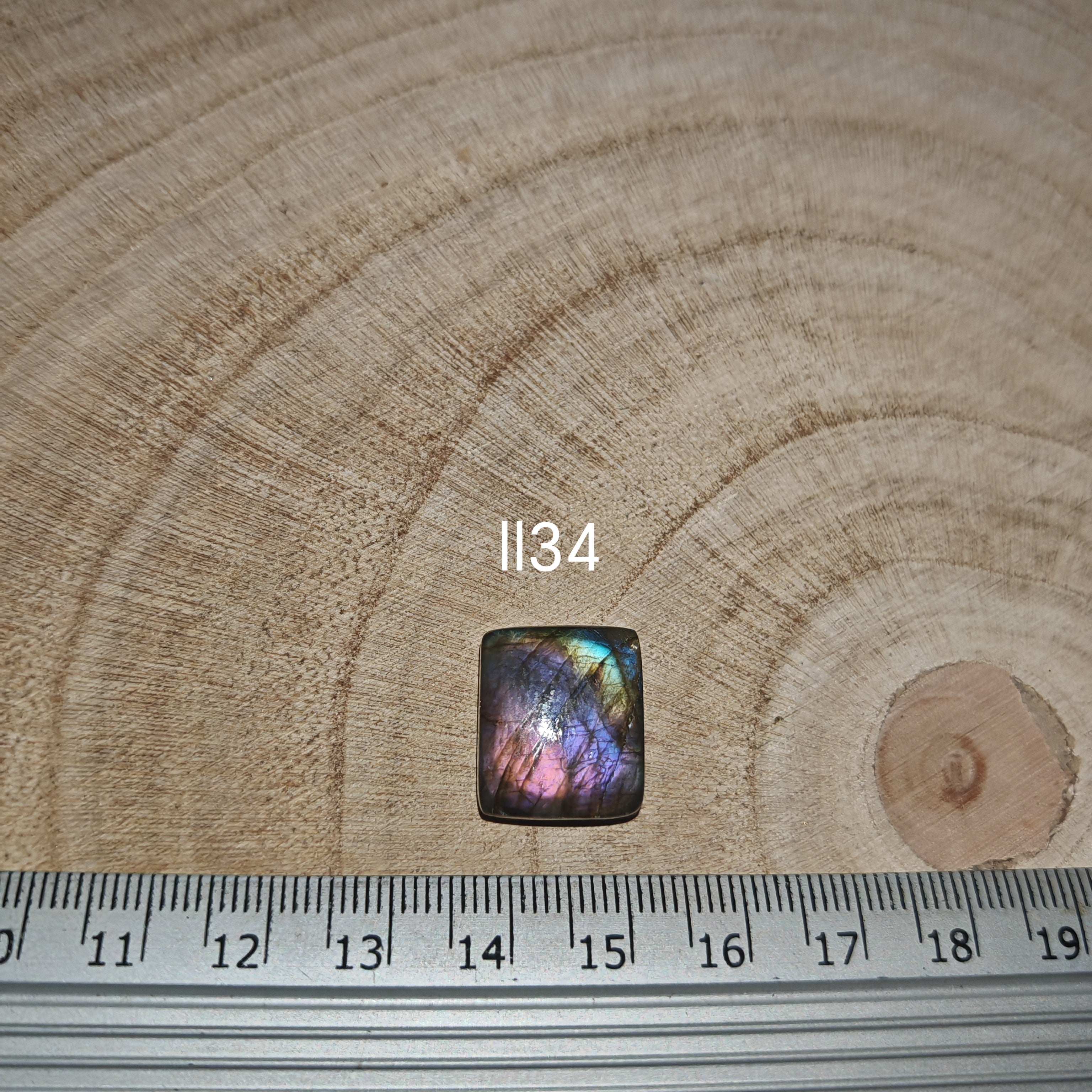 Lila labradorit kabochon Ll34 – méretreferencia vonalzóval, cushion alakú spektrolit drágakő