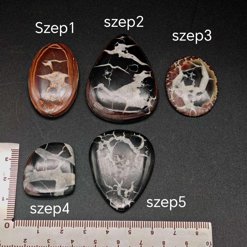 Szeptárián kabochon kollekció – természetes Sárkánykő drágakövek felülnézetből, egyedi darabok arany kalcit és aragonit mintázattal