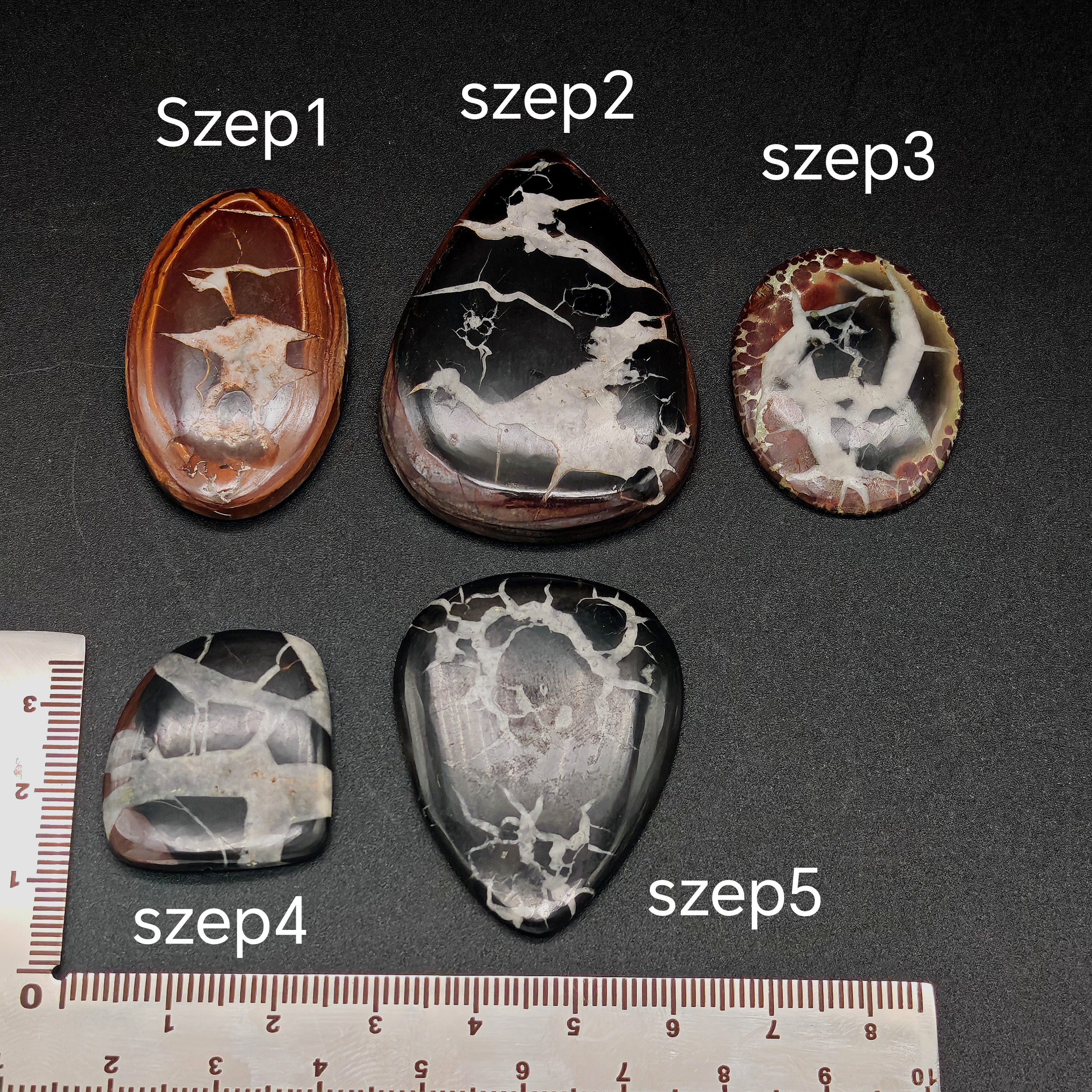 Szeptárián kabochon kollekció – természetes Sárkánykő drágakövek felülnézetből, egyedi darabok arany kalcit és aragonit mintázattal