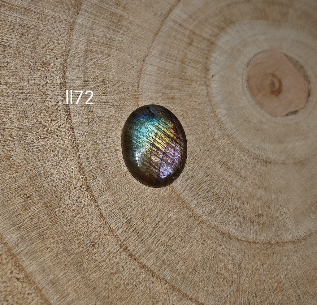Lila labradorit kabochon Ll72 – ovális, kék-zöld-ibolya multicolor flash, méretreferencia körrel


