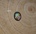 Lila labradorit kabochon Ll72 – ovális, kék-zöld-ibolya multicolor flash, méretreferencia körrel

