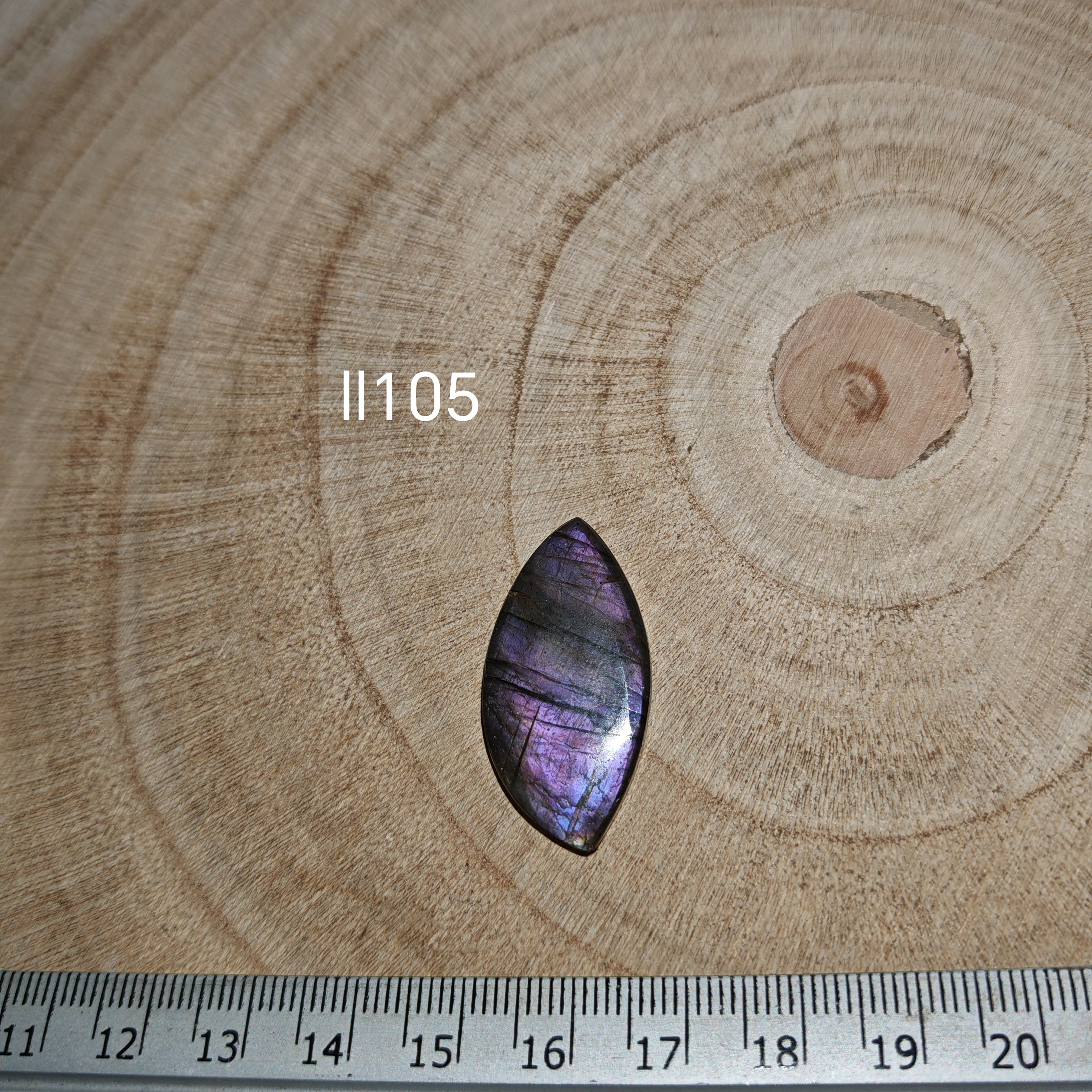  Lila labradorit kabochon Ll105 – marquise alak, kék-ibolya flash, vonalzóval mérve