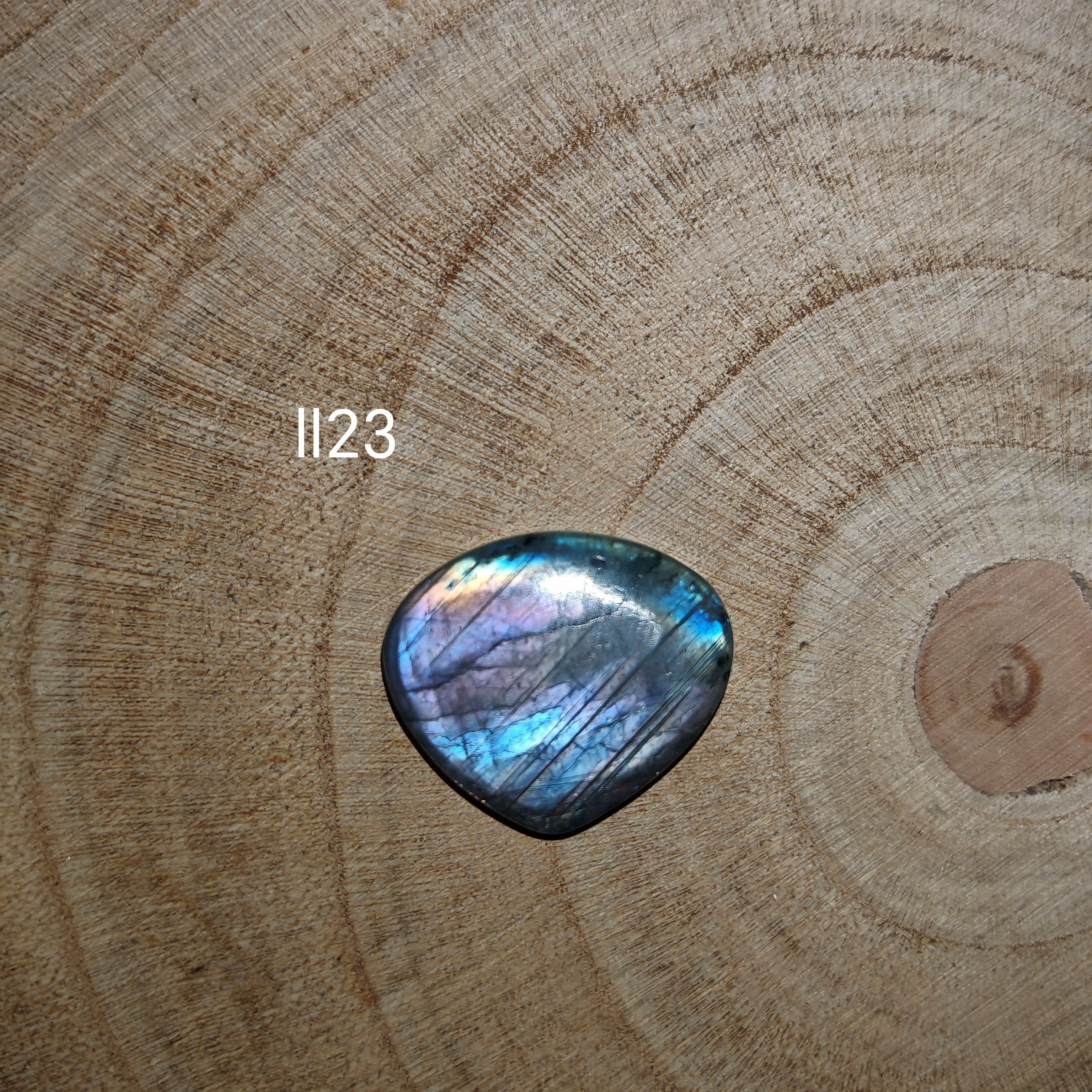 Lila labradorit kabochon Ll23 – természetes kék-zöld-ibolya multicolor flash spektrolit drágakő, szabálytalan ovális

